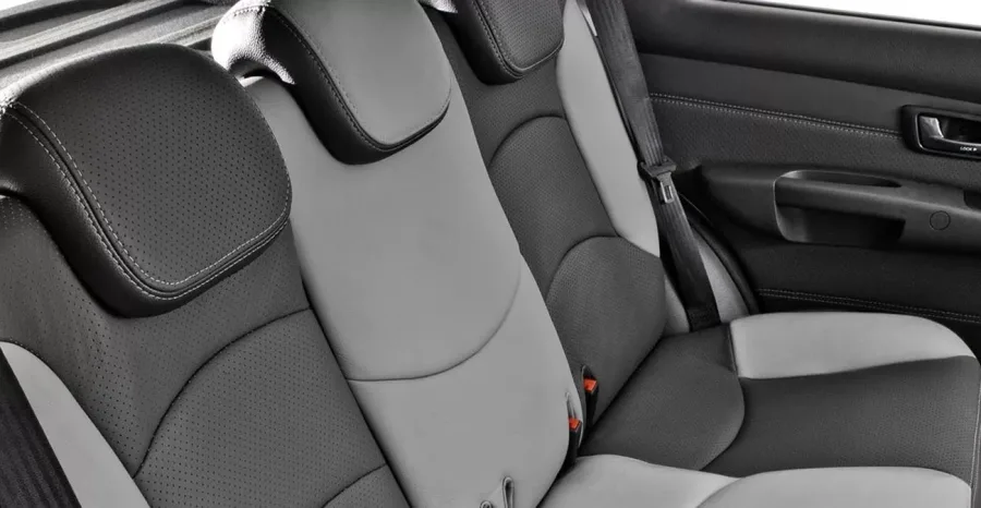 O interior acomoda até cinco ocupantes, porta-malas de 460 litros e carga útil de 400 kg. É um carro que serve para famílias e uso misto em viagens.