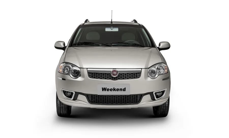 Segurança com ABS, airbags frontais, encosto de cabeça para todos e faróis de neblina. Tecnologia básica, mas suficiente para a proposta de um carro usado.