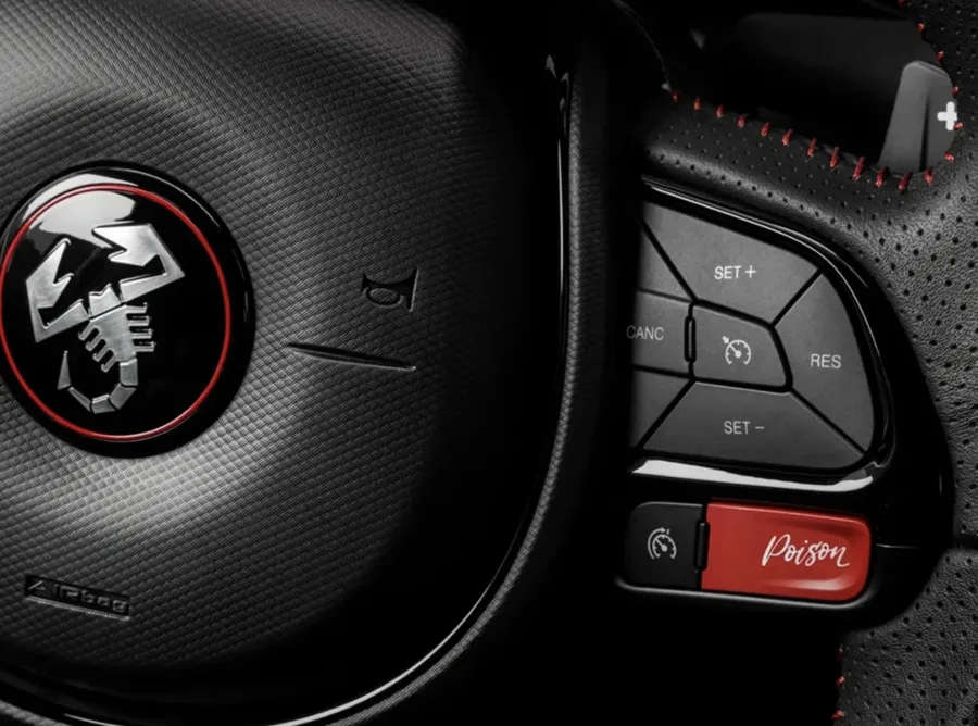 O botão Poison do Pulse Abarth 2026 não é apenas estético. Ele substitui o antigo modo esportivo e transforma motor, câmbio e escapamento com um simples toque.