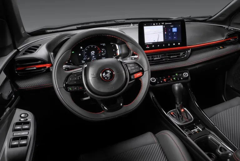 Fiat Pulse Abarth 2026 aposta em tela grande, integração total com smartphone e recursos de carro conectado para reforçar o apelo premium