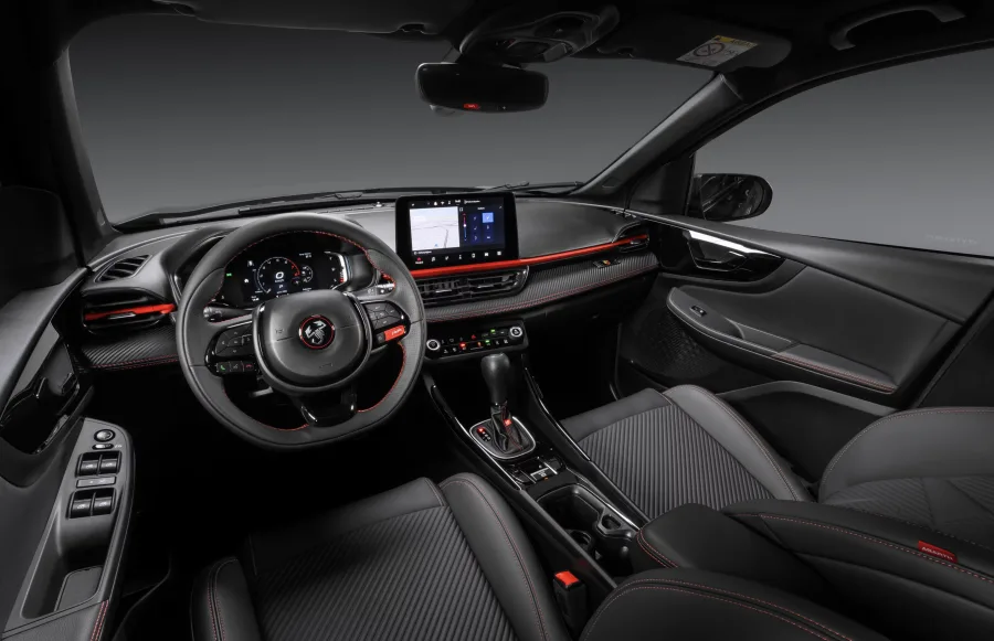 Entre os itens de série, o Pulse Abarth oferece painel digital, multimídia de 10,1” com GPS, teto solar panorâmico, frenagem autônoma e alerta de permanência em faixa.