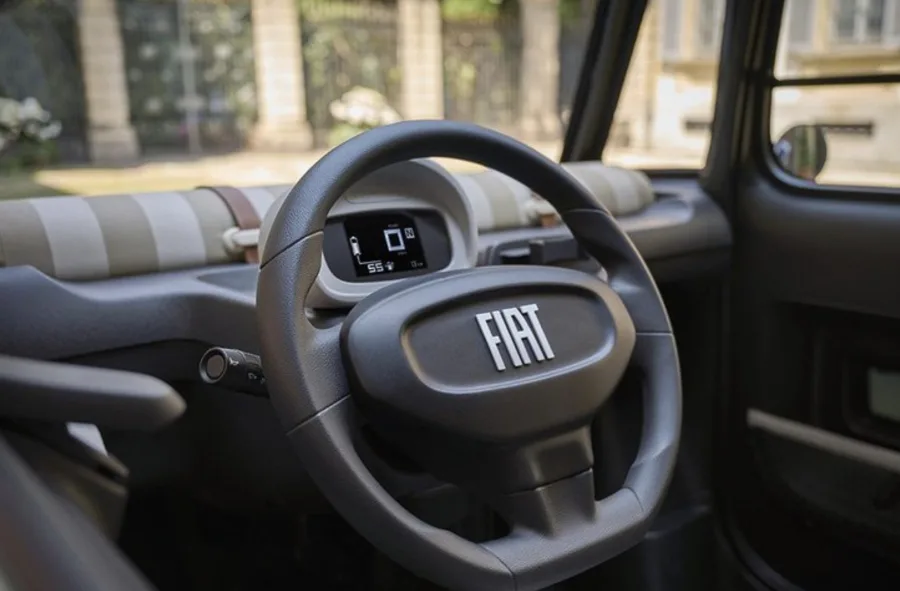 Desenvolvido para trajetos urbanos curtos, o Topolino atinge 45 km/h e autonomia de 75 km. No Brasil, porém, ficará restrito a condomínios, clubes e resorts.