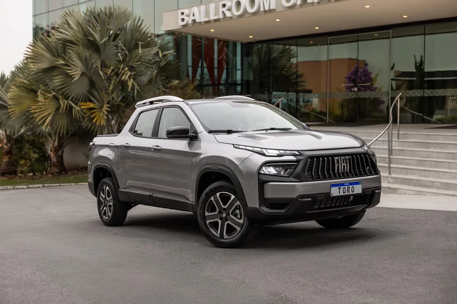 A Toro Freedom 2026 parece previsível no trânsito travado, pesada, alta, cobrando combustível a cada parada. Mas basta a cidade ficar para trás.