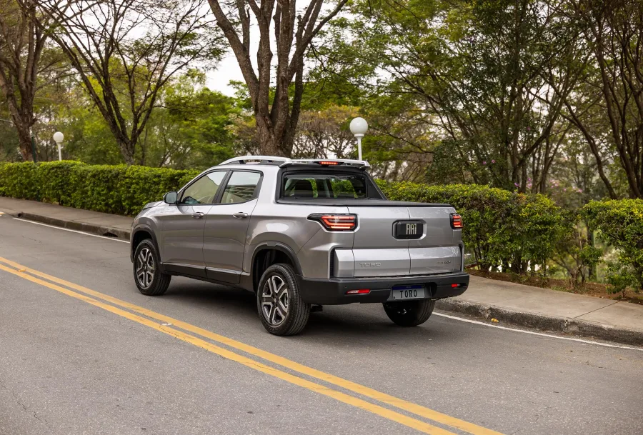 Na estrada, o motor 1.3 turbo trabalha solto, o giro cai e a picape entrega 13 km por litro, acima do número oficial divulgado.