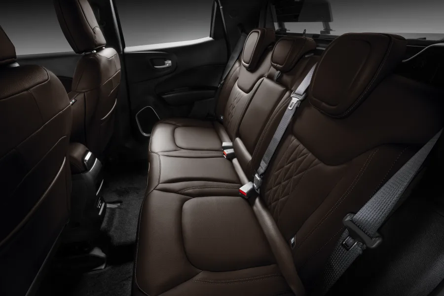 Entre os itens de segurança estão 7 airbags, controle de tração, frenagem automática de emergência, alerta de colisão, ISOFIX e sensores de estacionamento, garantindo proteção completa.