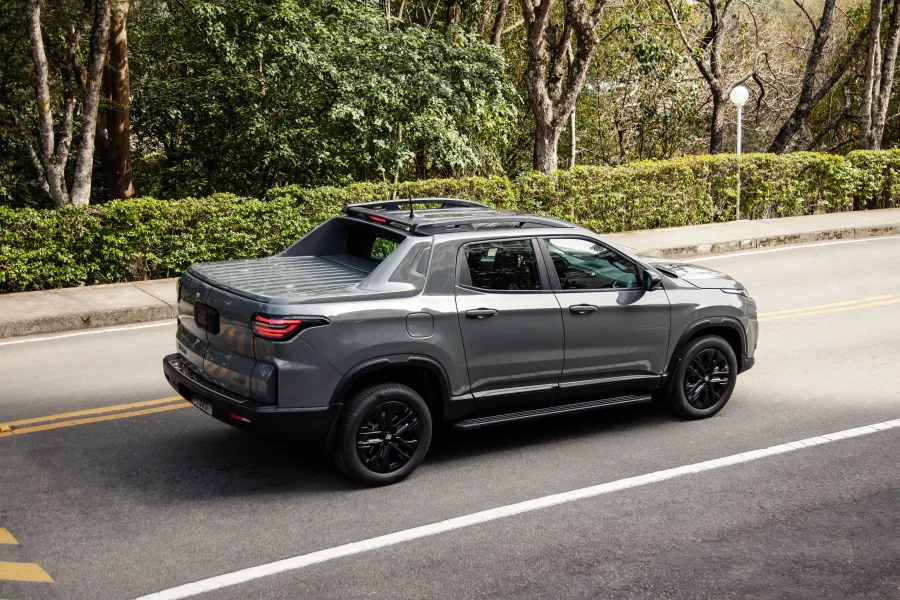 Além do novo visual, a picape reforça sua exclusividade com rodas de 18 polegadas escurecidas, freios a disco nas quatro rodas e auto hold como itens de série.