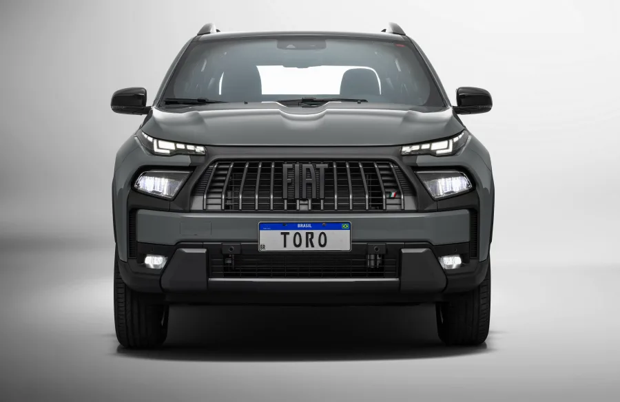 A Fiat Toro Ultra 2026 chega ao mercado brasileiro com mudanças marcantes na dianteira, adotando grade redesenhada e LEDs inspirados em outros modelos da marca.