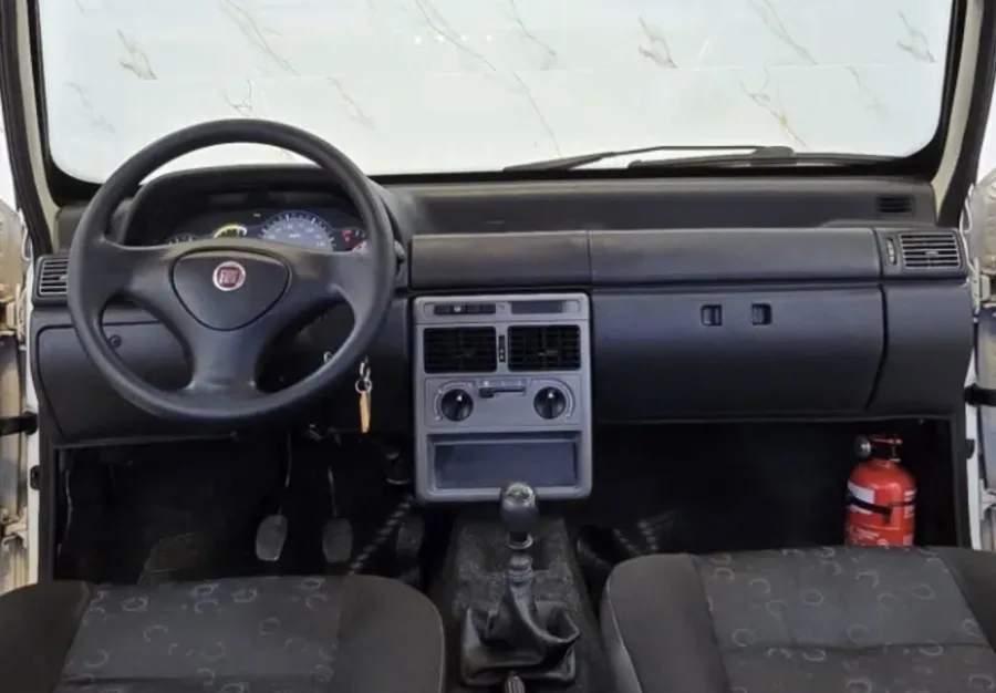 Com câmbio manual de 5 marchas, alcançava 0 a 100 km/h em 14,7 s e velocidade máxima de 153 km/h, voltado à economia de combustível.