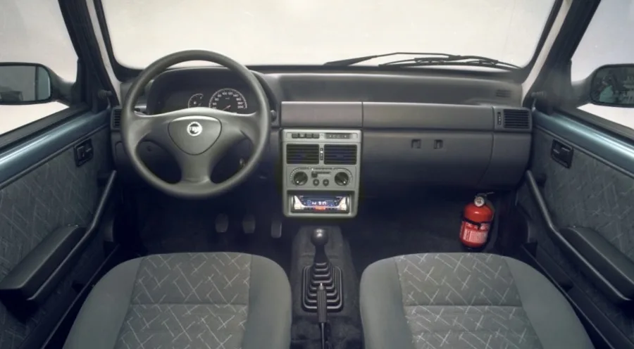 O espaço interno comporta até cinco ocupantes, mas o conforto é básico. Porta-malas de 270 litros garante praticidade para uso urbano.