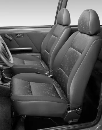 Interior simples para cinco pessoas, porta-malas de 290 litros e foco total em praticidade, não em conforto ou acabamento.