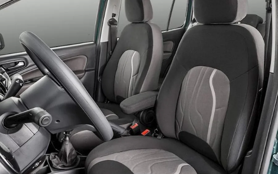 Pontos negativos: potência limitada com o carro cheio, acabamento simples, espaço traseiro apertado e ausência de recursos modernos de conectividade.