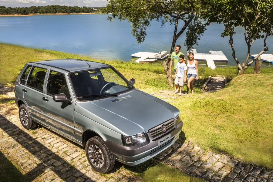 O Fiat Grazie Mille 2013 foi a edição especial de despedida do Uno Mille, lançada com apenas 2.000 unidades e detalhes exclusivos para marcar o fim da produção.