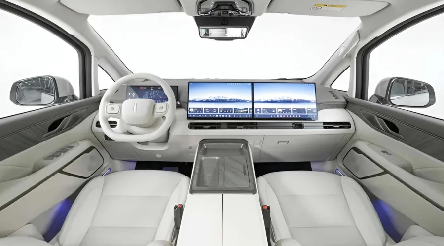 O modelo se destaca pelo conforto, com sete lugares, poltronas independentes, telas digitais, head-up display de 26” e opcionais de massagem para os passageiros.