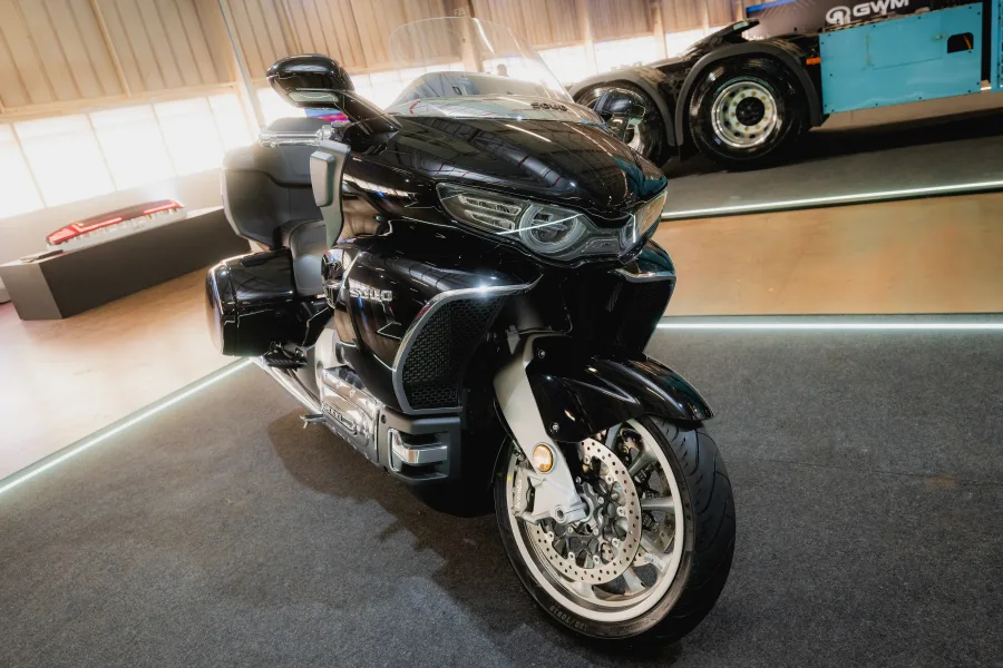 A inauguração da fábrica da GWM em Iracemápolis trouxe ao Brasil a primeira aparição pública da moto Souo S2000 GL, exibida diante de autoridades.