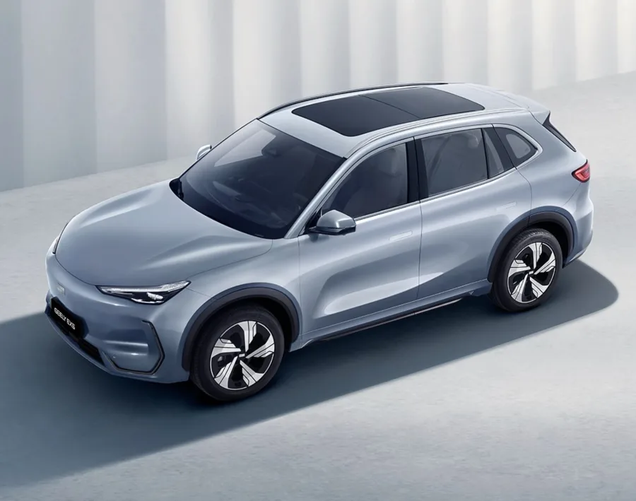 Mesmo mais equipado, o EX5 Max acelera de 0 a 100 km/h em 7,1s. A versão Pro é ainda mais ágil, com 6,9s, graças ao menor peso e à ausência de equipamentos extras.