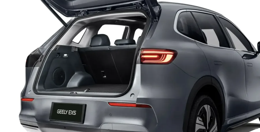 Entre os itens de destaque da versão Max estão bancos com massagem, ACC, teto solar e apoio de pés elétrico. A central aceita comandos como num tablet.