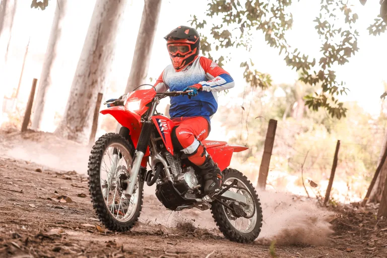 Honda CRF 300F 2026 chega ao Brasil com motor mais potente, câmbio de 6 marchas e novo design off-road