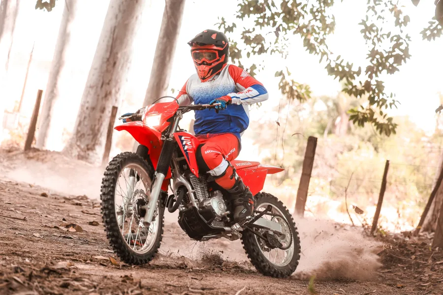 Honda CRF 300F 2026 chega ao Brasil com motor mais potente, câmbio de 6 marchas e novo design off-road