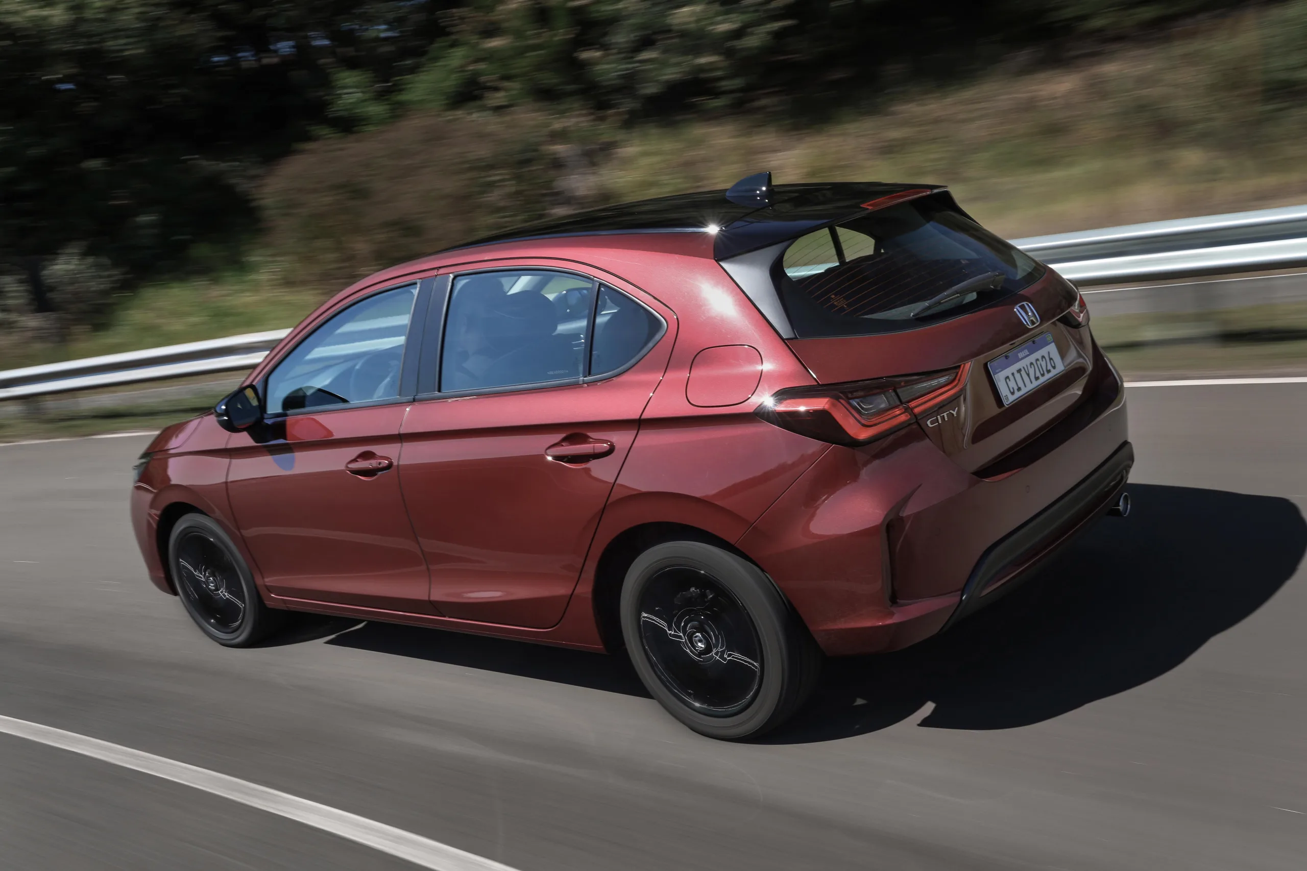 Honda City Sport 2026 volta como hatch topo de linha, custa R$ 154.800, é econômico, confortável, cheio de tecnologia, mas tem motor aspirado, CVT e esportividade apenas estética.