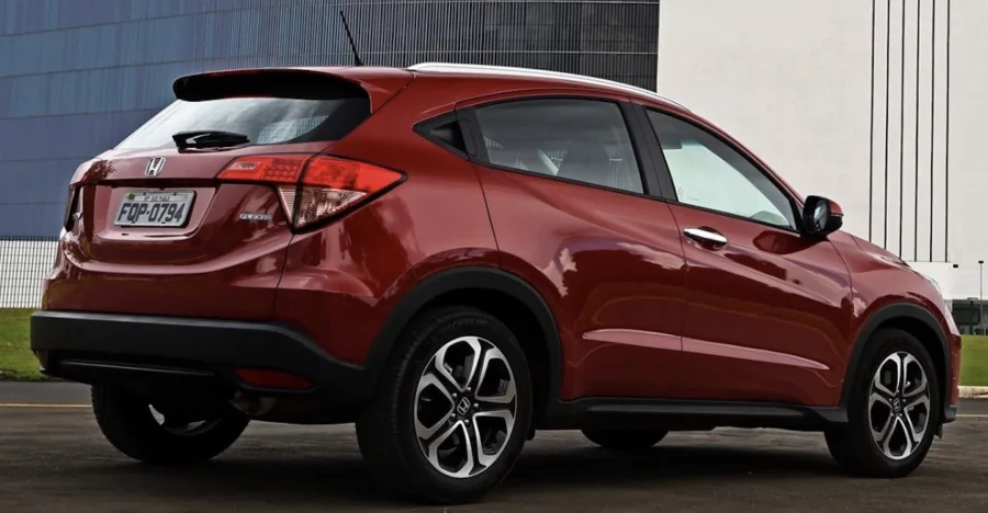 O Honda HR-V 2016 1.8 é um SUV compacto que combina espaço interno, conforto e consumo equilibrado, atendendo famílias e quem busca versatilidade no uso diário.