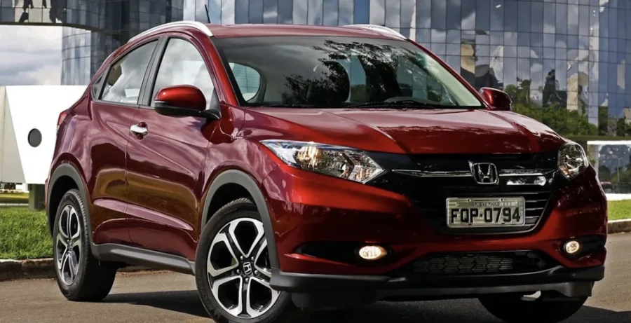 A autonomia é boa, com médias de até 12,5 km/l na gasolina, permitindo viagens longas com menos paradas, ideal para lazer ou deslocamentos frequentes.