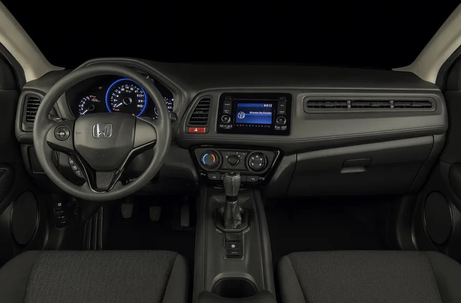 Na segurança, o modelo traz controles eletrônicos, múltiplos airbags e bom comportamento dinâmico, reforçando a confiança na condução.