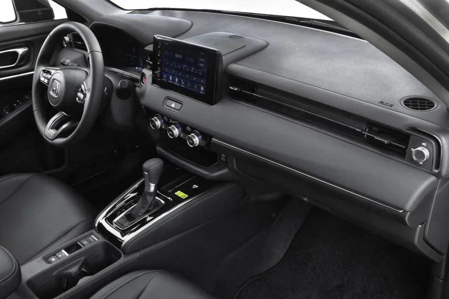 Em segurança, o modelo vem com Honda Sensing, oferecendo frenagem automática, ACC, assistente de faixa, seis airbags e sensores dianteiros e traseiros de estacionamento.