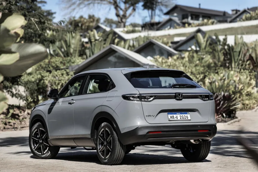 O consumo médio de até 13 km/l com gasolina garante autonomia acima de 600 km, tornando o HR-V EXL 2026 ideal para deslocamentos longos sem paradas frequentes.