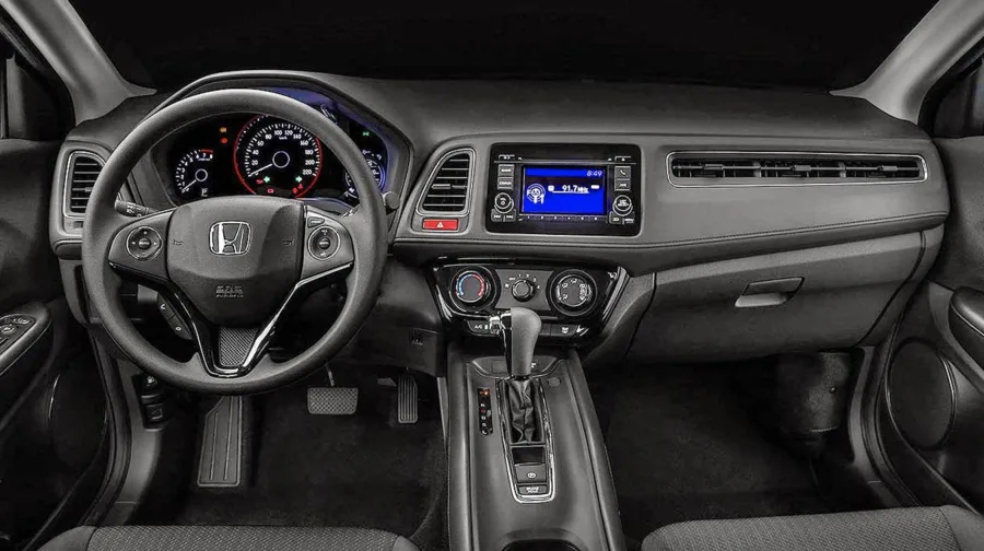 O câmbio automático CVT proporciona suavidade nas trocas e dirigibilidade confortável. A tração dianteira contribui para a economia de combustível e estabilidade no dia a dia.