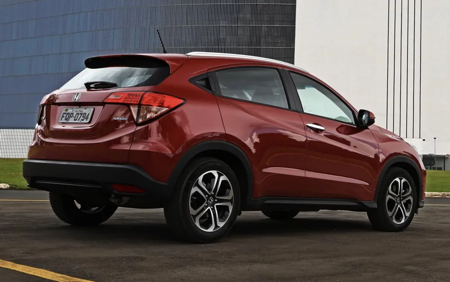 Seu consumo médio é de 11 km/l na cidade e até 12,5 km/l na estrada. O tanque de 51 litros garante autonomia superior a 600 km, ideal para viagens com amigos e família.