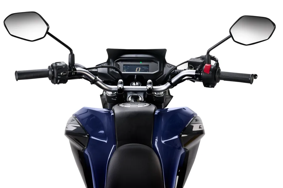 Itens como painel blackout, faróis de LED, tomada USB-C e assento mais largo reforçam o conforto e a praticidade da moto mais vendida do país.