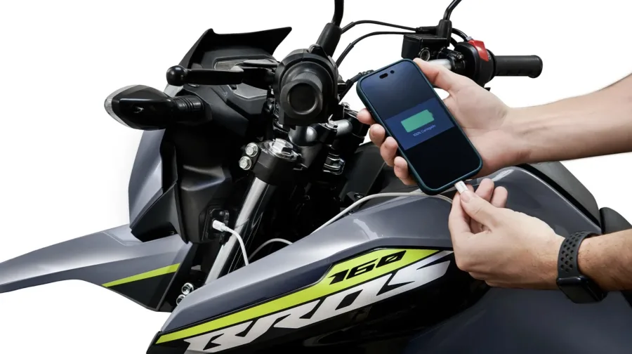 No painel digital blackout, a Bros 2026 exibe indicador de marchas, tomada USB-C e iluminação full LED, além de assento novo e bagageiro com alças.