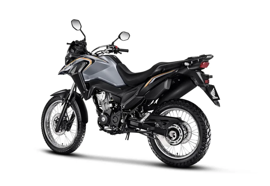 O modelo se destaca pela cor cinza metálico exclusiva na Standard e pelo visual robusto da Adventure, mantendo seu DNA trail urbano e off-road.