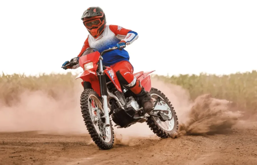 Honda lança CRF 300F 2026 com motor mais potente e câmbio de seis marchas