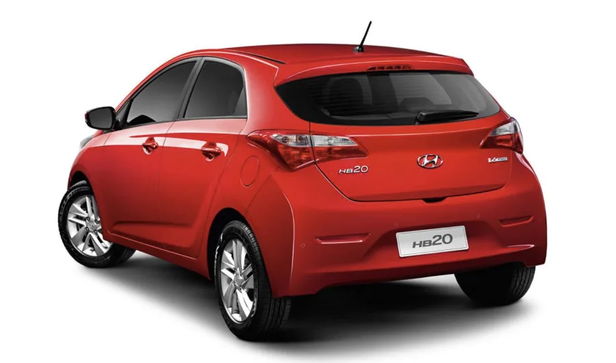 No consumo, o hatch atinge médias de 11 km/l na cidade e até 14,5 km/l em rodovias com gasolina, garantindo autonomia de mais de 700 km.