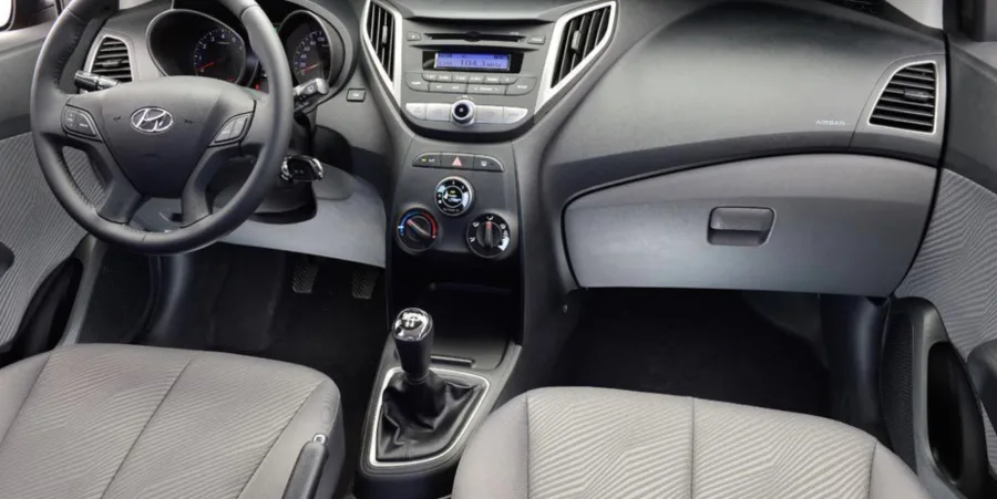 A versão Comfort Plus oferece ar-condicionado, direção hidráulica, vidros e travas elétricas, espaço interno satisfatório e porta-malas funcional.