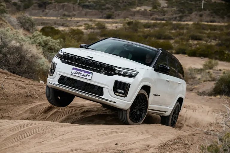 Jeep Commander 2026 estreia com corte agressivo nos preços e visual renovado para encarar o Toyota Corolla Cross