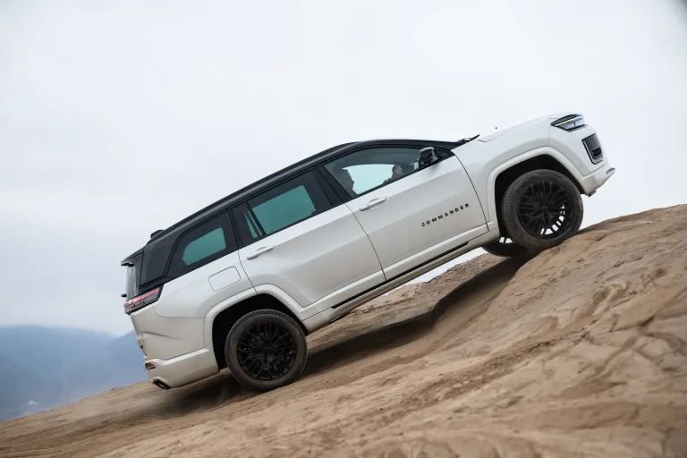 Jeep Commander 2026 estreia com ajustes visuais e cortes de preço para enfrentar Tiggo 8 no Brasil