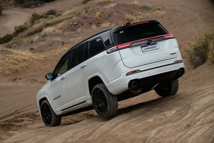 O SUV segue com três motorizações: T270 flex, Multijet 2.2 turbodiesel e Hurricane 2.0T, que acelera de 0 a 100 km/h em apenas 7 segundos.