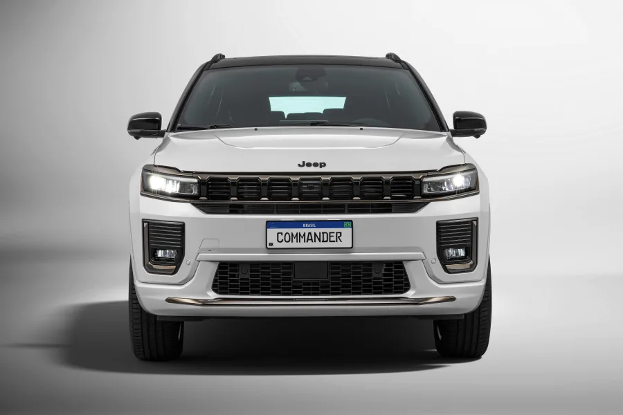 O Jeep Commander 2026 estreia com design renovado e interior mais sofisticado, reforçando a posição do modelo entre os SUVs grandes de sete lugares.