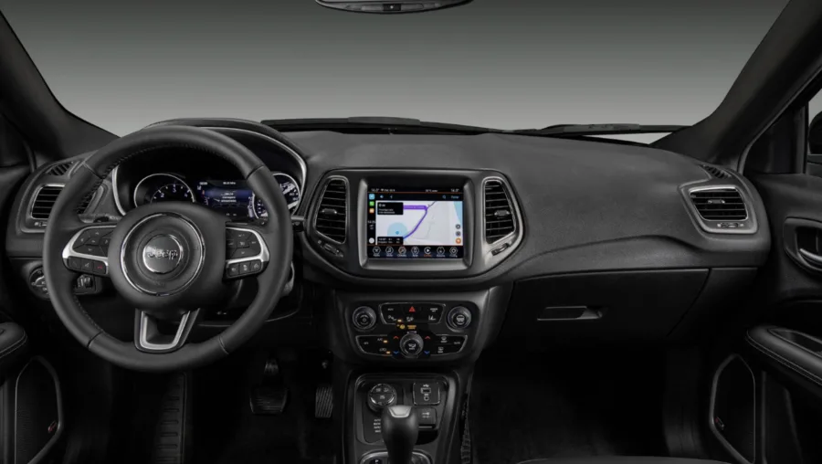 Entre os destaques está a versão Limited, equipada com seis airbags, câmera de ré, bancos de couro, central multimídia de 8,4” e pacotes opcionais de assistência.