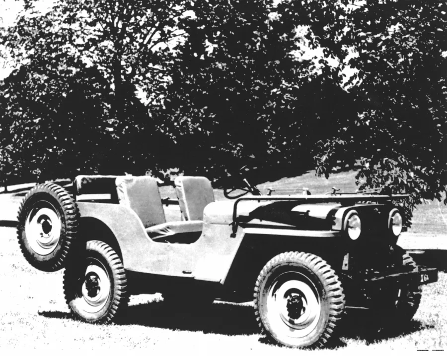 O CJ-2A, lançado em 1945, foi o primeiro Jeep civil e inaugurou a grade de sete fendas, tornando-se referência no universo off-road.