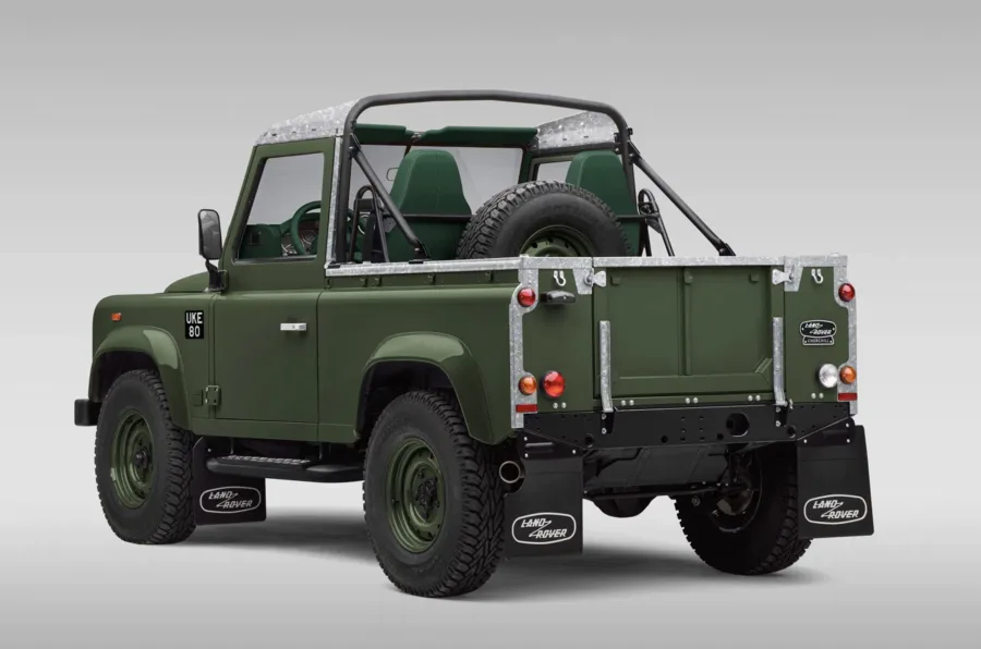 A edição especial traz versões 90 e 110, ambas na cor Bronze Green, interior de couro Bridge of Weir e detalhes que remetem a veículos militares.