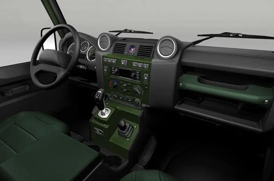 No interior, bancos em couro Bottle Green e Windsor Ebony dividem espaço com painel exclusivo, relógio estilizado e sistema multimídia moderno.