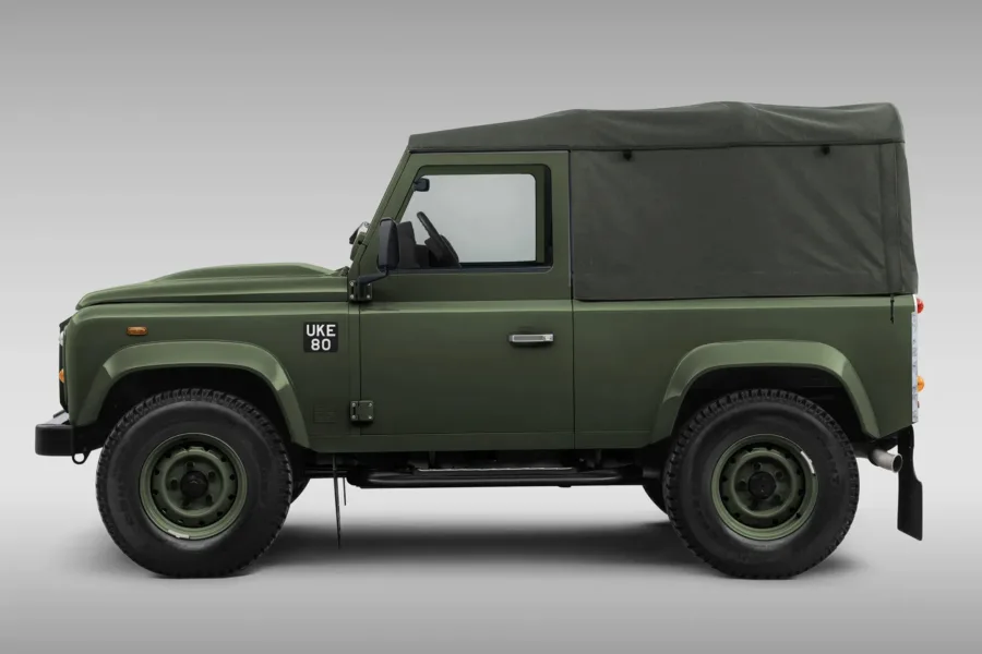 O motor V8 de 5 litros entrega 400 cv de potência, acelerando de 0 a 100 km/h em 5,9 segundos na versão 90 e 6,1 segundos no Defender 110.