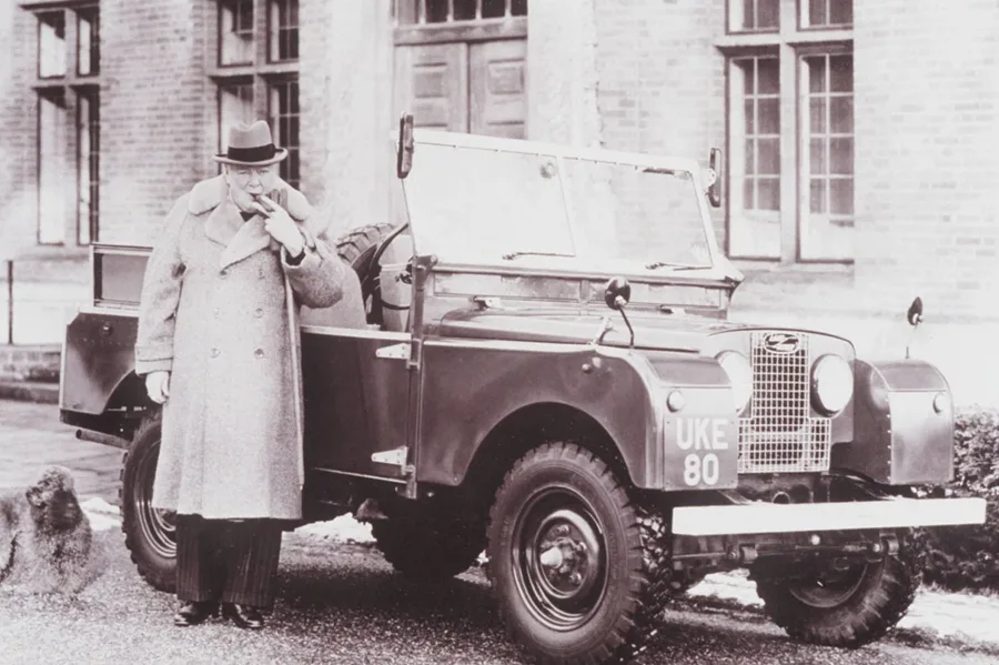 A homenagem ao Churchill vem do Série I que ele recebeu em 1954, aos 80 anos, e que inspirou o visual histórico da edição limitada Defender Churchill Edition.