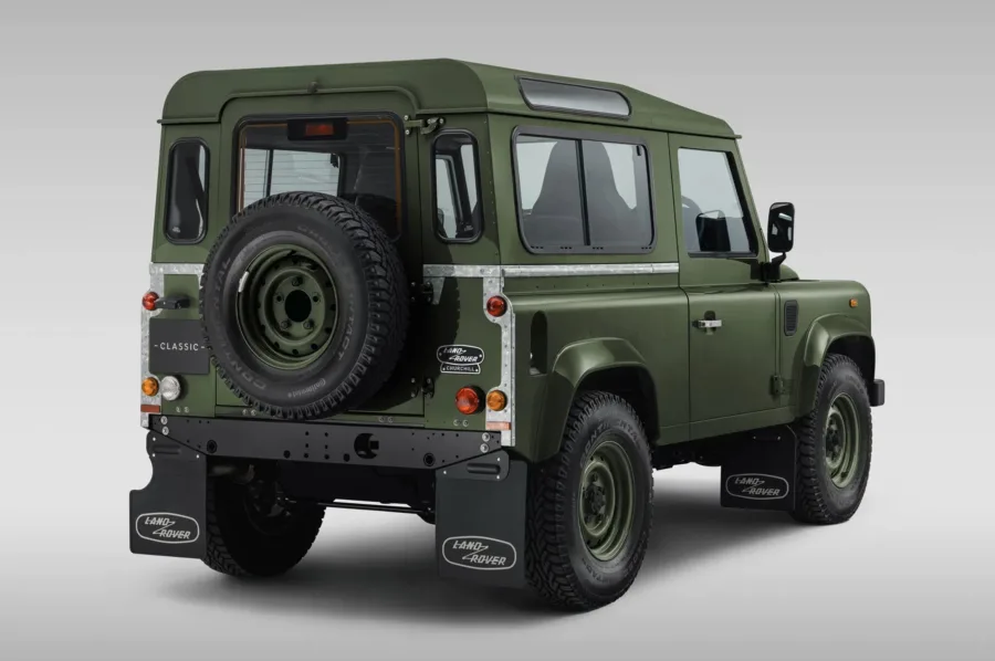 Produzido pela divisão Works Bespoke, o Defender Churchill Edition terá apenas 10 unidades, inspiradas no modelo entregue a Winston Churchill em 1954.