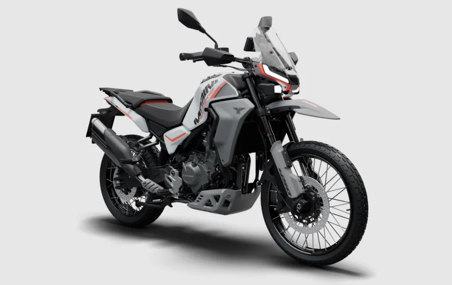 O motor bicilíndrico de 450 cm³ entrega 44 cv e torque de 4,4 kgf.m, garantindo desempenho equilibrado e autonomia com tanque de 18 litros.