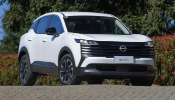 O Nissan Kicks 2026 chegou ao Brasil em julho e já tem descontos de até R$ 15 mil. A estratégia reduz valores em todas as versões do SUV compacto.