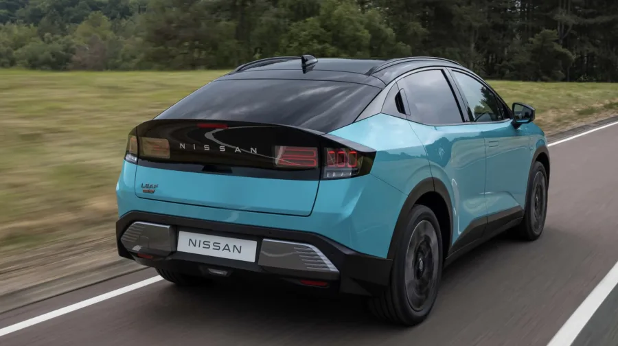 A versão S+ oferece bateria de 75 kWh e autonomia máxima, enquanto a SV+ adiciona rodas de 18 polegadas, displays duplos e mais tecnologia.